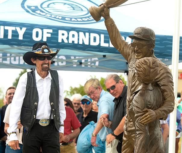United States to Honour Nascar Legend Richard Petty, with Statue at National Sports Centre..United States is set to commemorate one of its most celebrated athletes, Richard Petty, by unveiling a statue in a honour at the National Sports Centre in Bowman Gray Stadium in Winston-Salem, North Carolina. This tribute recognises Richard Petty’s remarkable career in Nascar…Read More⬇️